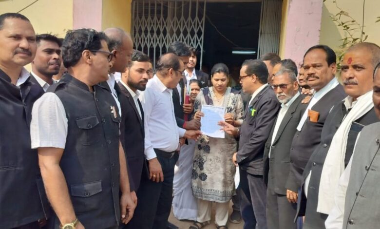 एसडीएम की कार्यप्रणाली से नाराज़ अधिवक्ता, पूर्णकालिक एसडीएम की मांग