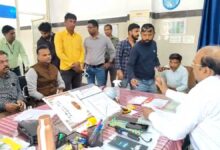 जिला अस्पताल में विवाद, कार्रवाई के आश्वासन पर खत्म हुआ धरना