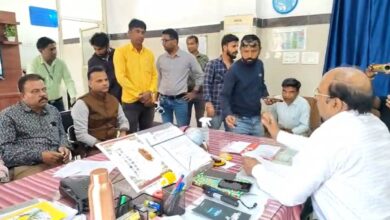 जिला अस्पताल में विवाद, कार्रवाई के आश्वासन पर खत्म हुआ धरना