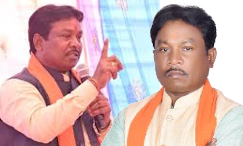 बस्तर में ‘रोल मॉडल’ पर सियासी संग्राम हिडमा के महिमामंडन पर सांसद महेश कश्यप का विरोध