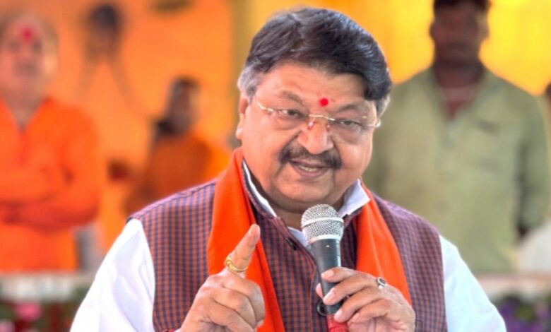 संसदीय कार्य मंत्री का विवादित बयान, युवा कांग्रेस के प्रदर्शन के चलते बंगले की सुरक्षा बढ़ाई संसदीय कार्य मंत्री का विवादित बयान, युवा कांग्रेस के प्रदर्शन के चलते बंगले की सुरक्षा बढ़ाई