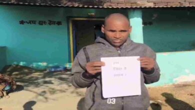 पति जिंदा, पत्नी ले रही विधवा पेंशन, तख्ती लेकर प्रमाण पेश