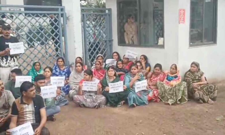 इलाज में लापरवाही के आरोप पर अस्पताल के बाहर हंगामा