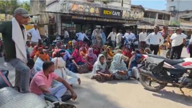 डोंगरगढ़ जटकन्हार पोस्ट ऑफिस में करोड़ों की हेराफेरी, ग्रामीणों ने किया सड़क पर प्रदर्शन डोंगरगढ़ जटकन्हार पोस्ट ऑफिस में करोड़ों की हेराफेरी, ग्रामीणों ने किया सड़क पर प्रदर्शन