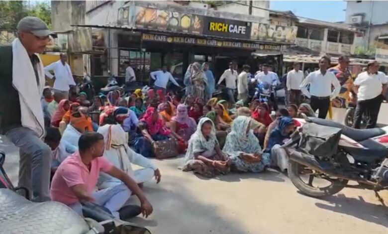 डोंगरगढ़ जटकन्हार पोस्ट ऑफिस में करोड़ों की हेराफेरी, ग्रामीणों ने किया सड़क पर प्रदर्शन