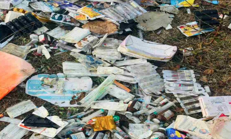 हनुमान मंदिर के पास मेडिकल अपशिष्ट का ढेर, स्वास्थ्य और पर्यावरण पर संकट हनुमान मंदिर के पास मेडिकल अपशिष्ट का ढेर, स्वास्थ्य और पर्यावरण पर संकट