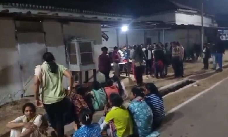 57 दिनों से भूख हड़ताल पर डीएड अभ्यर्थी, रायपुर में अंगारों पर चलकर किया प्रदर्शन