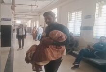 स्वास्थ्य सुविधाओं पर सवाल करोड़ों के अस्पताल में मरीज के लिए स्ट्रेचर तक नहीं