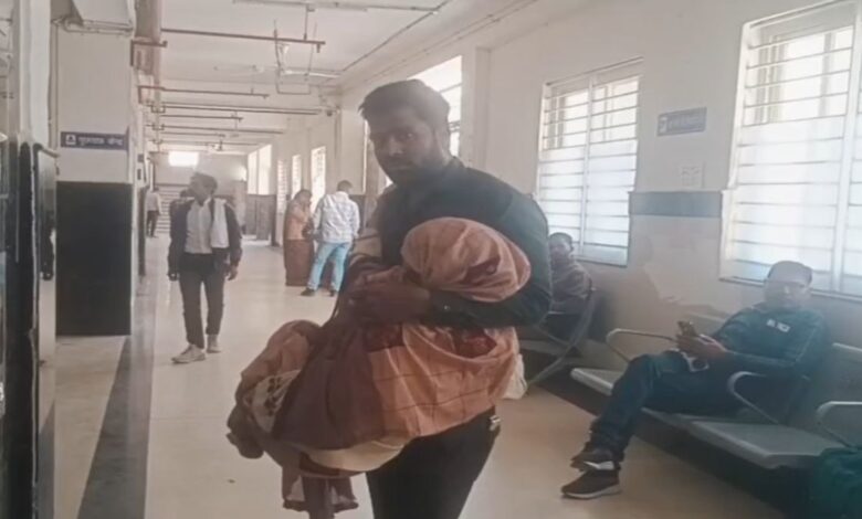 स्वास्थ्य सुविधाओं पर सवाल करोड़ों के अस्पताल में मरीज के लिए स्ट्रेचर तक नहीं