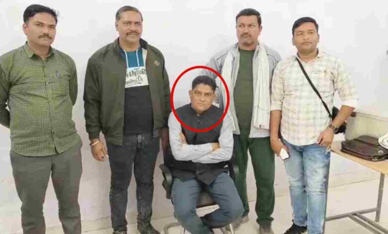 गरीबों से रिश्वत लेने वाले मुरैना के राजस्व निरीक्षक पर लोकायुक्त की सख्त कार्रवाई गरीबों से रिश्वत लेने वाले मुरैना के राजस्व निरीक्षक पर लोकायुक्त की सख्त कार्रवाई