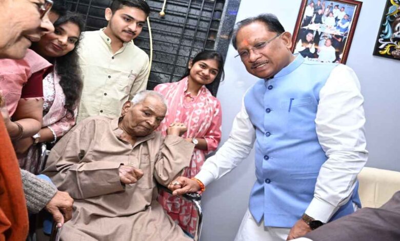 मुख्यमंत्री साय ने मीसाबंदियों का किया सम्मान, उनके संघर्ष को किया नमन