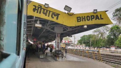 रेलवे स्टेशन से लौटते युवक को भोपाल में ऑटो चालक ने कब्रिस्तान ले जाकर लूटा