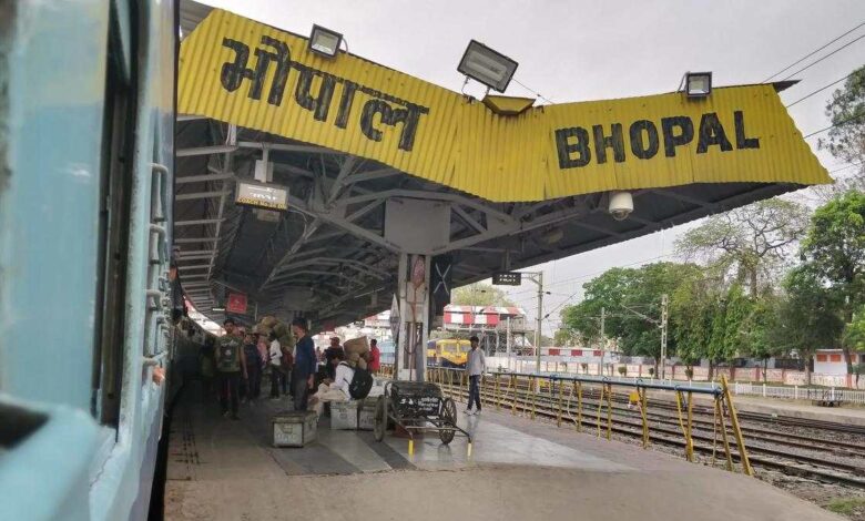 रेलवे स्टेशन से लौटते युवक को भोपाल में ऑटो चालक ने कब्रिस्तान ले जाकर लूटा