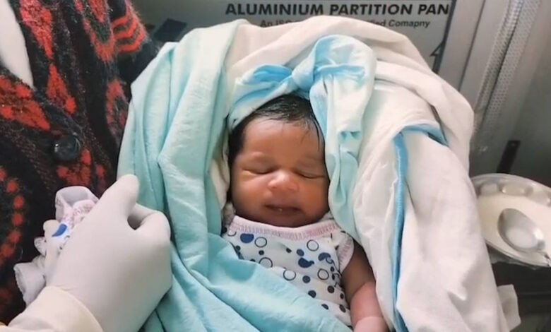 सड़क किनारे बोरे में मिला नवजात शिशु, जिला चिकित्सालय में भर्ती