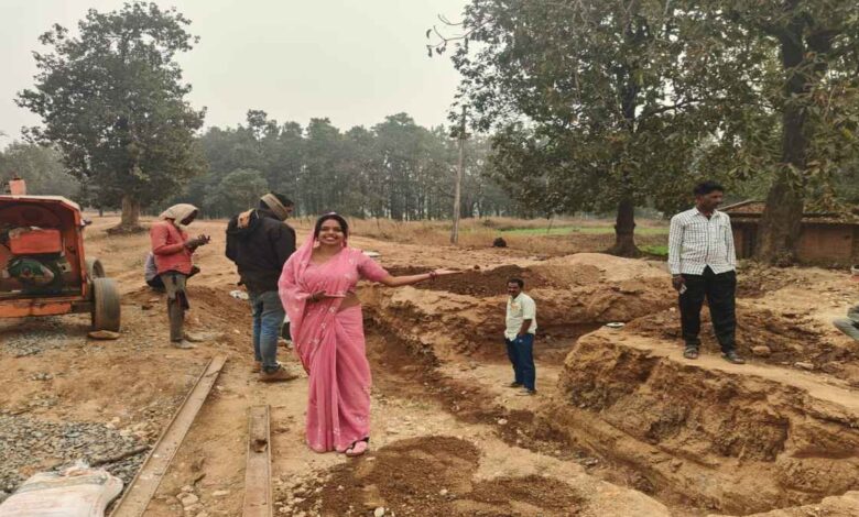 लीला साहू की मेहनत और सोशल मीडिया की ताकत से गांव को मिली पक्की सड़क