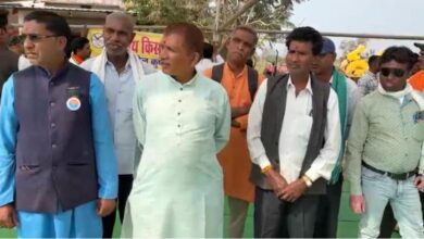 गन्ना दाम और धान खरीदी पर अड़े किसान, कबीरधाम में चक्काजाम