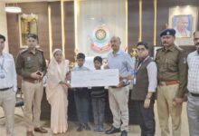 शहीद आरक्षक के परिवार को बड़ा संबल पत्नी को मिला 1 करोड़ रुपये का बीमा चेक