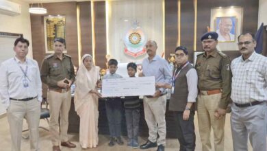 शहीद आरक्षक के परिवार को बड़ा संबल पत्नी को मिला 1 करोड़ रुपये का बीमा चेक शहीद आरक्षक के परिवार को बड़ा संबल पत्नी को मिला 1 करोड़ रुपये का बीमा चेक