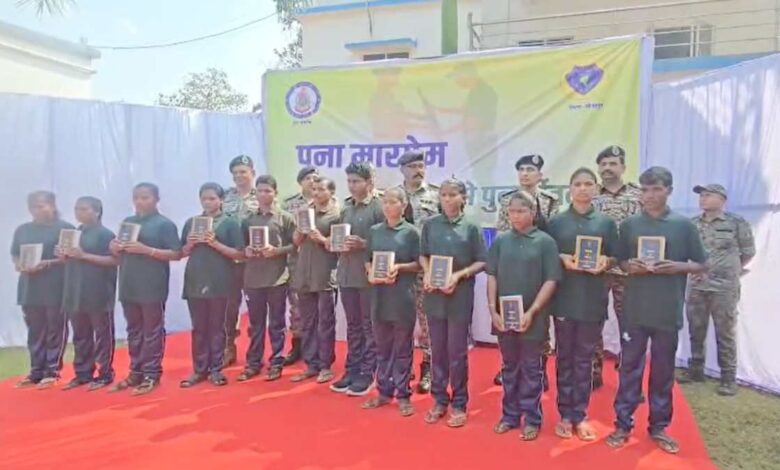 बस्तर पुलिस को बड़ी सफलता12 माओवादी हथियार सहित हुए आत्मसमर्पण