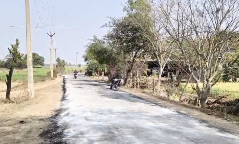 सीहोर में पीएम ग्राम सड़क योजना का बड़ा फर्जीवाड़ा, 4 किलोमीटर सड़क में डामर की जगह ‘काला तेल