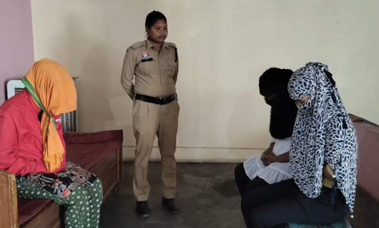 रायगढ़ में देह व्यापार गिरोह पर पुलिस की बड़ी कार्रवाई रायगढ़ में देह व्यापार गिरोह पर पुलिस की बड़ी कार्रवाई