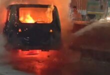 राजधानी के तेलीबांधा इलाके में चलती कार में भीषण आग
