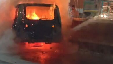 राजधानी के तेलीबांधा इलाके में चलती कार में भीषण आग