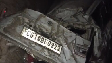 अनियंत्रित कार खाई में गिरी, दो युवकों की मौत, दो घायल