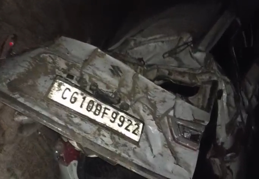 अनियंत्रित कार खाई में गिरी, दो युवकों की मौत, दो घायल