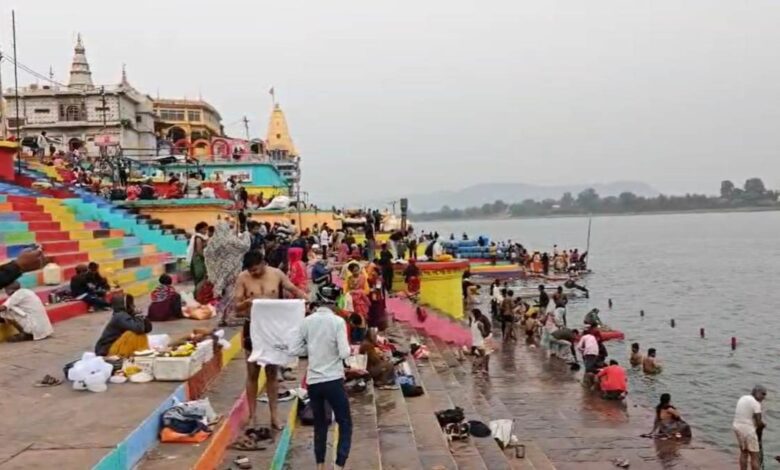 माघ पूर्णिमा पर मां नर्मदा में श्रद्धालुओं ने लगाई पवित्र स्नान