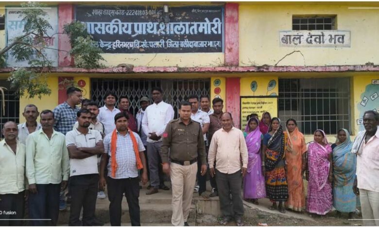 ग्राम तमोरी में नए स्कूल भवन की मांग पर अधिकारियों को बनाया गया बंधक