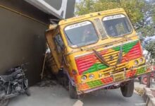 शाजापुर में डंपर मकान से टकराया, बड़ा हादसा टला