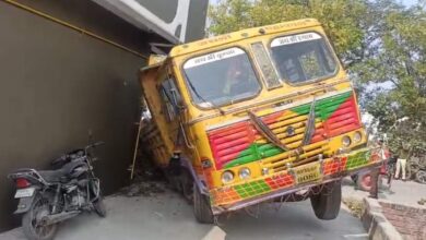 शाजापुर में डंपर मकान से टकराया, बड़ा हादसा टला