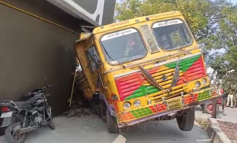 शाजापुर में डंपर मकान से टकराया, बड़ा हादसा टला