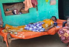 प्रधानमंत्री आवास योजना की लापरवाही से वृद्ध महिला की मुश्किलें बढ़ीं