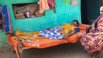 प्रधानमंत्री आवास योजना की लापरवाही से वृद्ध महिला की मुश्किलें बढ़ीं