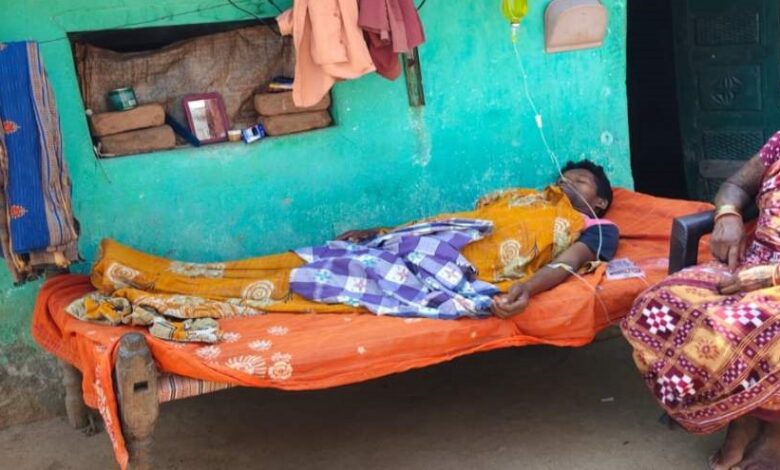 प्रधानमंत्री आवास योजना की लापरवाही से वृद्ध महिला की मुश्किलें बढ़ीं