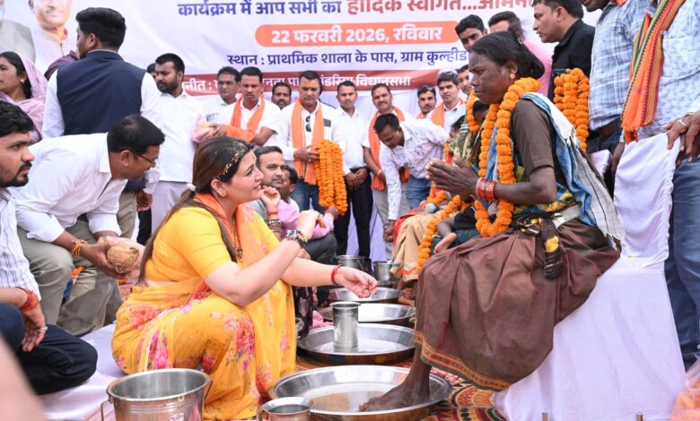 सांस्कृतिक स्वाभिमान का शंखनाद, पंडरिया में 165 आदिवासी नागरिकों की घर वापसी, विधायक ने पैर पखारकर किया सम्मान सांस्कृतिक स्वाभिमान का शंखनाद, पंडरिया में 165 आदिवासी नागरिकों की घर वापसी, विधायक ने पैर पखारकर किया सम्मान