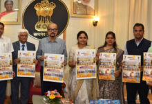 राज्यपाल डेका से कुलपति मनोज कुमार श्रीवास्तव ने भेंट की