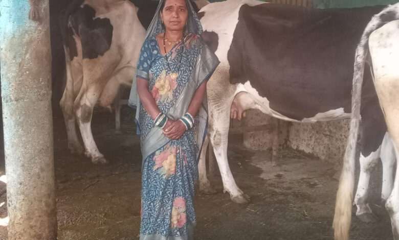 स्व-सहायता समूह से बदली जिंदगी, डेयरी और खेती से लखपति दीदी बनीं माधुरी