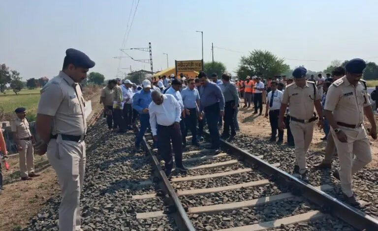 दपूमरे के महाप्रबंधक तरुण प्रकाश ने सिवनी – नैनपुर रेलखंड का व्यापक निरीक्षण किया दपूमरे के महाप्रबंधक तरुण प्रकाश ने सिवनी – नैनपुर रेलखंड का व्यापक निरीक्षण किया