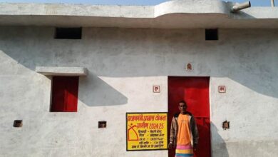 टीन और खपरे के घर से अब सुरक्षित पक्के आवास में रह रहा बिहारी केंवट का परिवार