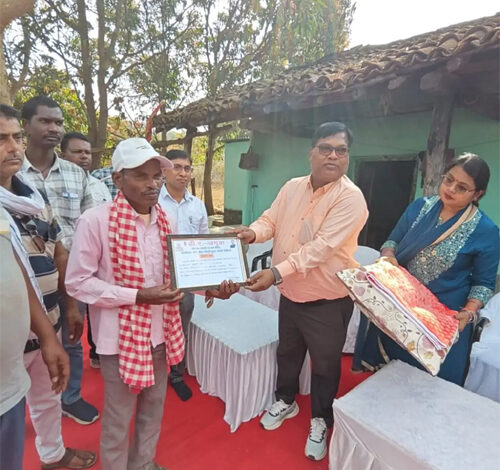 ग्रामीण विद्युतीकरण को नई दिशा देने पेंड्रा जिले के गांव पहुंचे सीएसपीडीसीएल प्रबंध निदेशक