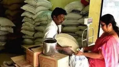 खाद्य आयोग के अध्यक्ष शर्मा का राजिम में औचक निरीक्षण, उचित मूल्य दुकान में मिली अनियमितताएँ