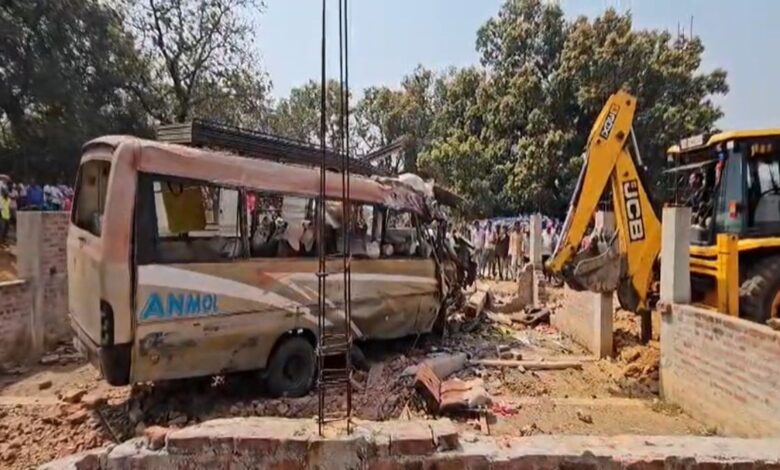 यात्री बस अचानक अनियंत्रित होकर पलटी, 6 की मौत, 9 गंभीर