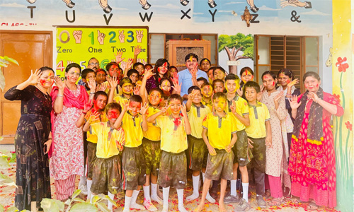 अर्पण दिव्यांग पब्लिक स्कूल के बच्चों के साथ समाजसेवी अंकिता ने मनाया प्री-होली मिलन समारोह अर्पण दिव्यांग पब्लिक स्कूल के बच्चों के साथ समाजसेवी अंकिता ने मनाया प्री-होली मिलन समारोह