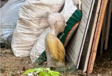 राष्ट्रपिता महात्मा गांधी की प्रतिमा कचरे और मलबे के ढेर के पास मिली पड़ी