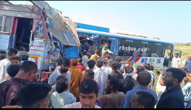 यात्री बस को ट्रक ने मारी टक्कर, 4 की मौत