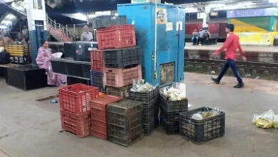 विशेष गहन अभियान में अनाधिकृत वेंडर एवं बिना लगेज बुक के फल पकडे गये