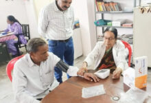 सियान गुड़ी में डॉ. वर्मा ने बुजुर्गों की जांची सेहत
